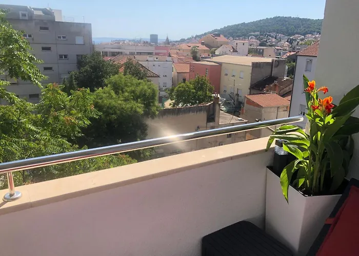 Sandra With Balcony Апартаменты Сплит